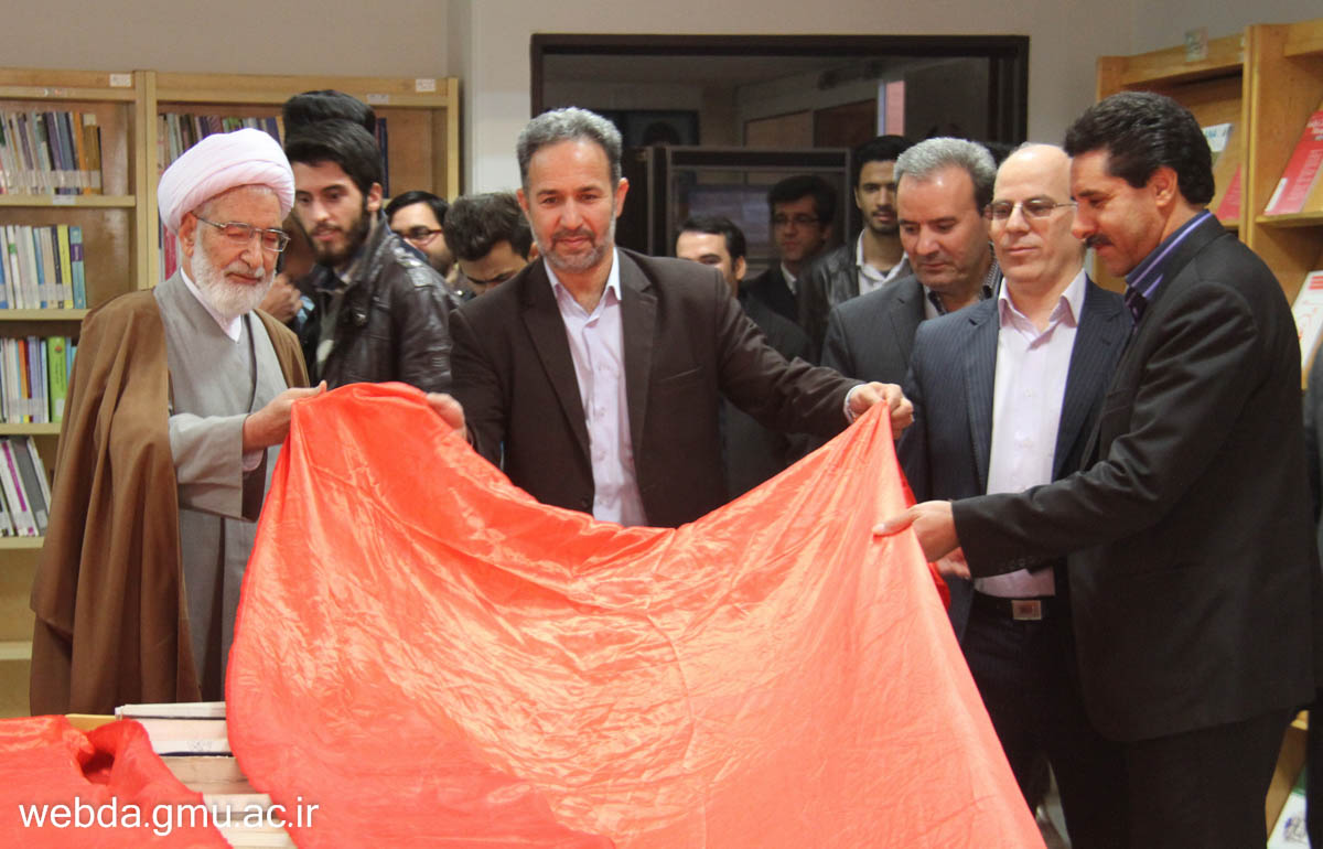 نمایشگاه کتب اهدایی در پردیس دانشگاه افتتاح شد